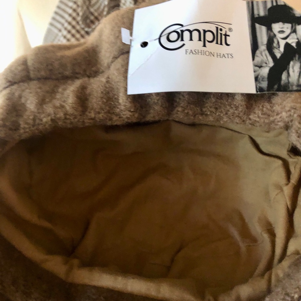 Women's Wool Camel Flower Accent Newsboy Cap Hat NWT - Picture 3 of 7